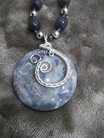 Gray Crazy Lace Pendant Necklace Set